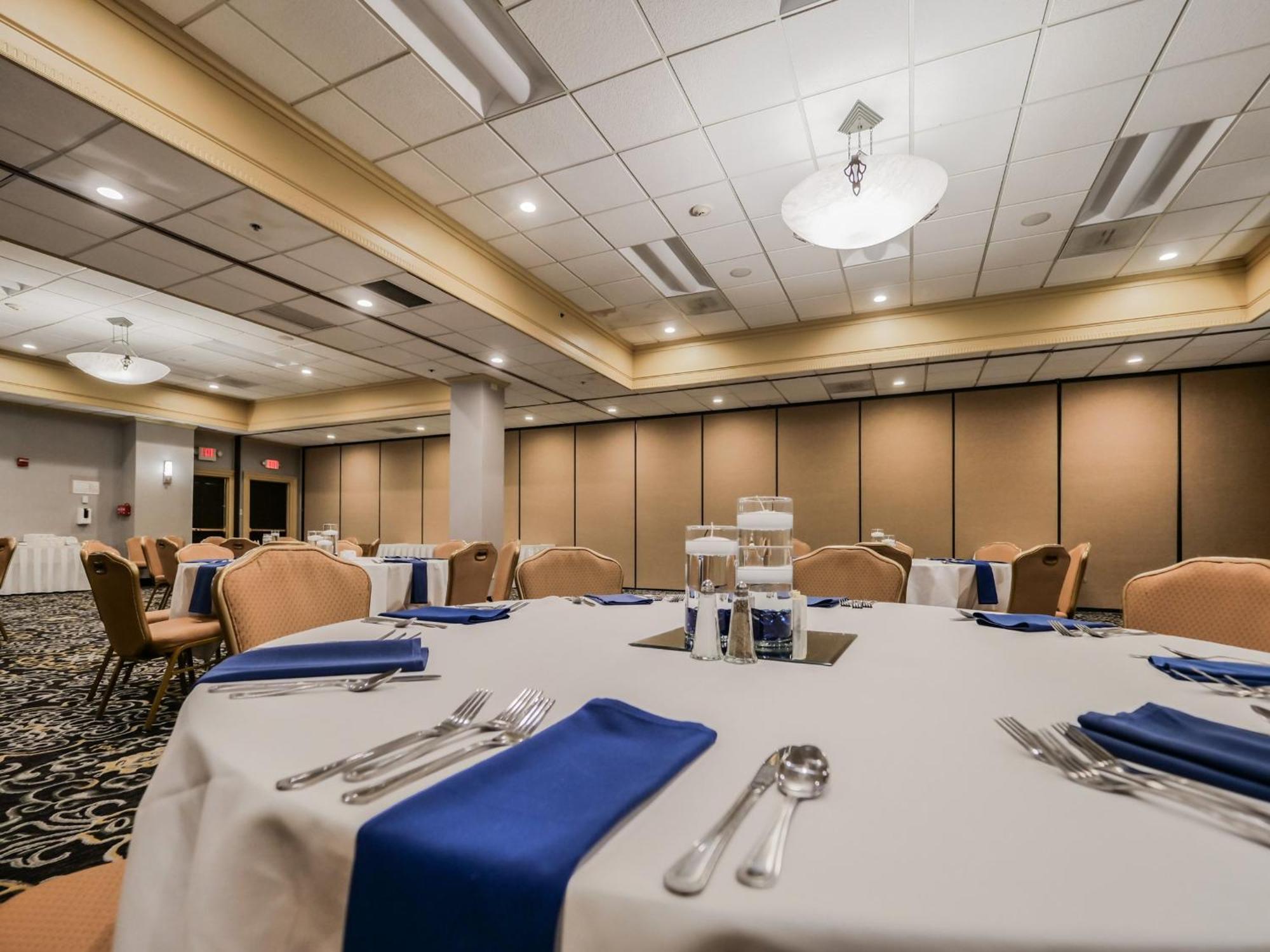 Crowne Plaza Cleveland Airport By Ihg Hotel Middleburg Heights Eksteriør billede